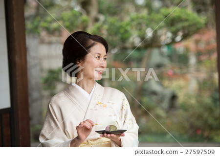中間女性和服圖像 27597509
