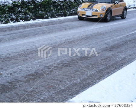 跑在雪路的客車 跑在雪路的客車 27608384