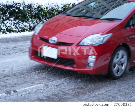跑在雪路的客車 27608385