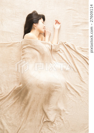 young woman      27609114