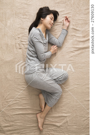 young woman      27609130