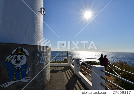 從Nanikisaki海岸的燈塔看伊豆Shichijima的人 27609317