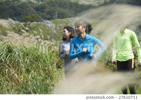 越野跑的女性 27610751