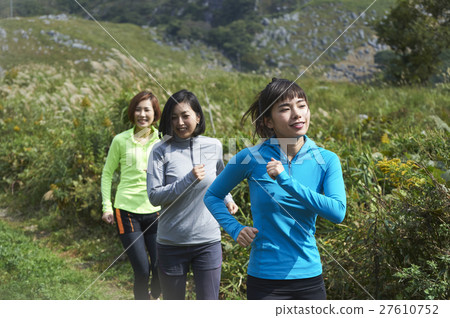 越野跑的女性 27610752