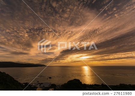 Dynamic sunset glow 27611980