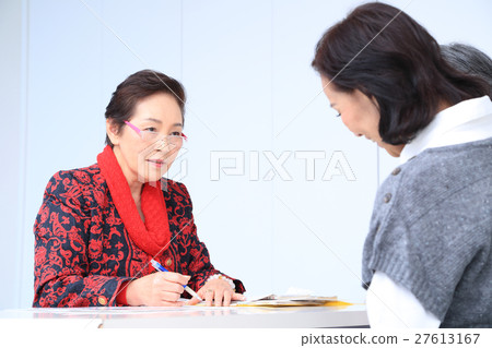 Fortune teller receiving consultation 27613167