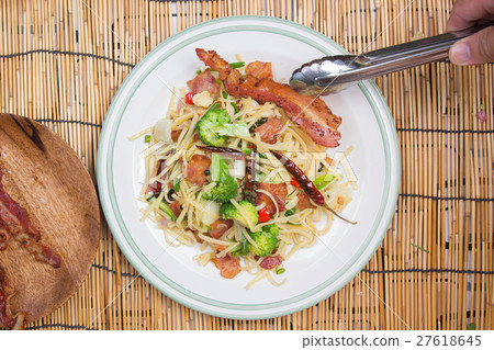 Chef decorated spicy spaghetti Chef decorated spicy spaghetti 27618645