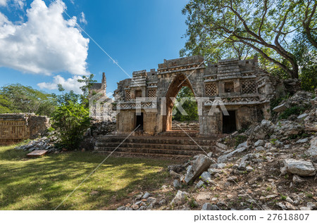 Ancient arch at Labna mayan ruins, Yucatan, Mexico 27618807