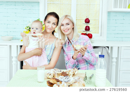 Young women with a child. 27619560