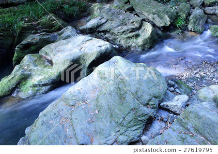 在奈良縣和和歌山縣的縣境內觀光“跳石” 在奈良縣和和歌山縣的縣境內觀光“跳石” 27619795
