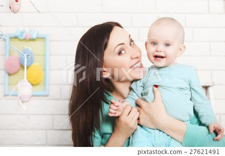 Mother and baby spending time together Mother and baby spending time together 27621491