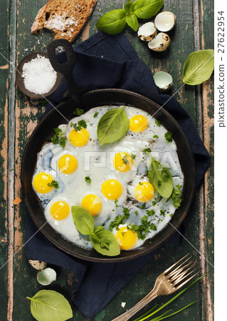 圖庫照片: pan of fried eggs, top view