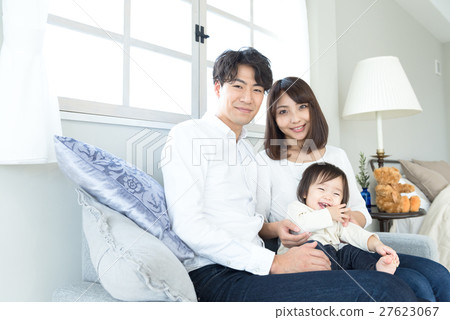 年輕三口之家,寶貝 年輕三口之家,寶貝 27623067