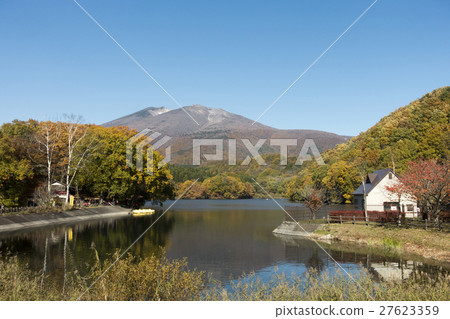 A beautiful lake where you can enjoy fishing as well as boat trips on the promenade of the Elder Lakeside that reflects the mountains and autumn colors of the unforgettable mountains on the clear blue lake 27623359