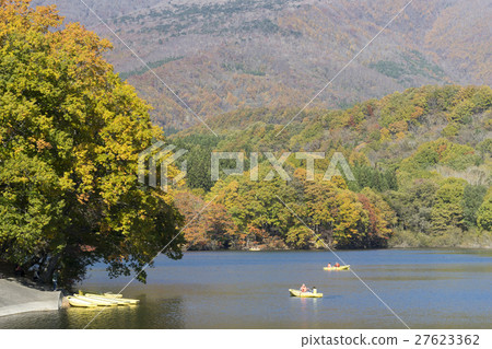 A beautiful lake where you can enjoy fishing as well as boat trips on the promenade of the Elder Lakeside that reflects the mountains and autumn colors of the unforgettable mountains on the clear blue lake 27623362