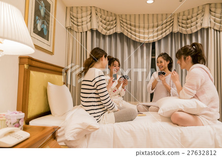 酒店婦女協會的人們喜歡紙牌遊戲 27632812