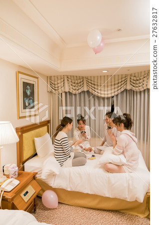 酒店婦女協會的人們喜歡紙牌遊戲 27632817