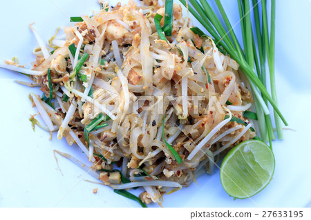 Pad Thai, stir-fried rice noodles with shrimp Pad Thai, stir-fried rice noodles with shrimp 27633195