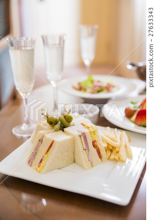 Cooking sandwich 27633343