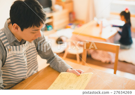 ikumen（喜歡育兒的男性） 家庭主夫 人 27634269