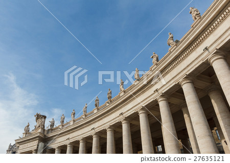 Saint Peters Basilica's sculpture. 27635121