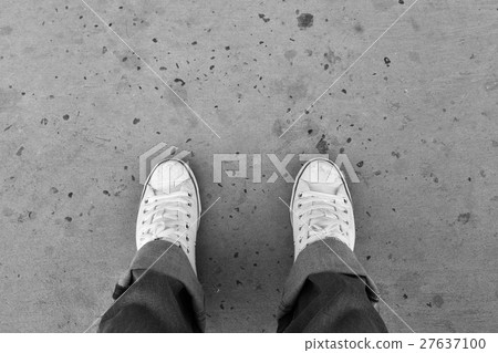 Foot and legs seen from above Foot and legs seen from above 27637100