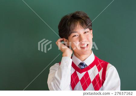 男高中生苦澀的笑容 27637162