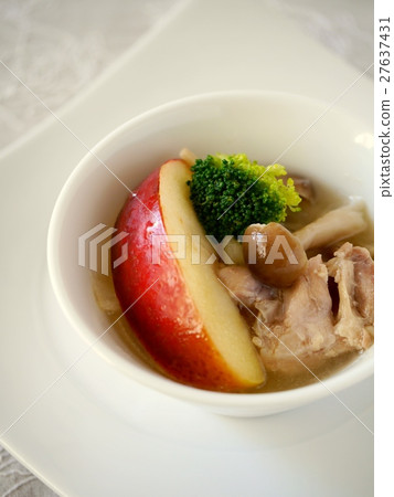 雞肉和蘋果湯(高角度) 雞肉和蘋果湯(高角度) 27637431