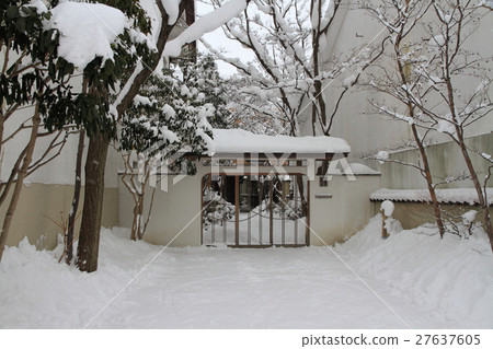 Japanese-style residential gate snow scenery Japanese-style residential gate snow scenery 27637605