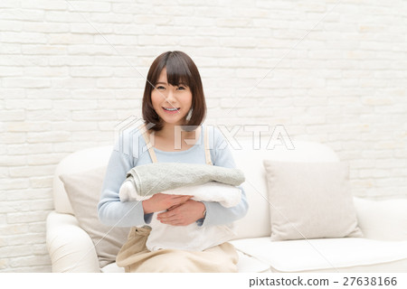年輕的家庭主婦家務 年輕的家庭主婦家務 27638166