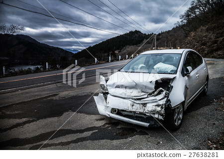 前方被毀的事故景觀看車 前方被毀的事故景觀看車 27638281