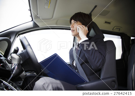 在汽車移動商人裡面的企業駕駛汽車司機智能手機Smaho司機 27642415