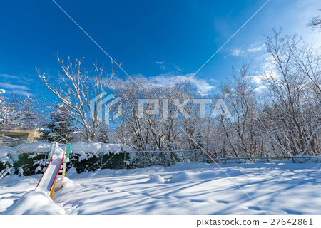 北海道的冬天風景 27642861