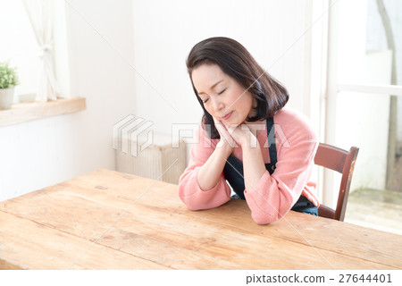 Senior housewife snaps sleeping 27644401