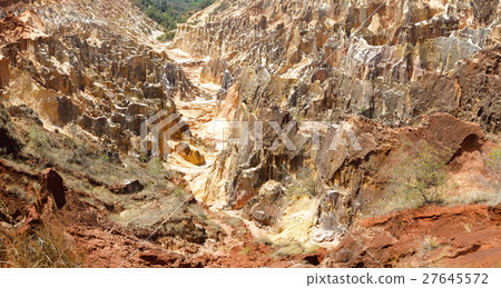 Ankarokaroka canyon in Ankarafantsika, Madagascar Ankarokaroka canyon in Ankarafantsika, Madagascar 27645572