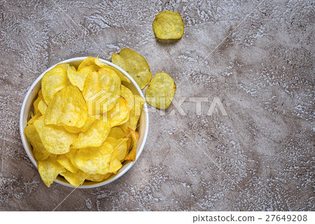 图库照片: potato chips in bowl