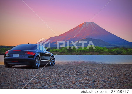 [Yamanashi Prefecture] Mt. Fuji and sports car before dawn from Lake Shoji 27650717