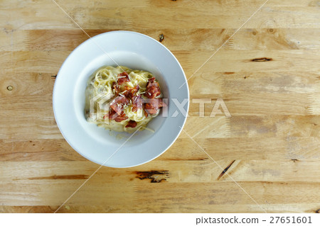 Cooked spaghetti bolognese on white plate 27651601
