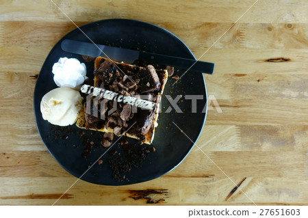 Honey toast with ice cream 27651603