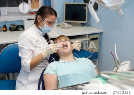 Patient at a reception at the dentist Patient at a reception at the dentist 27653121