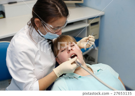 Patient at a reception at the dentist Patient at a reception at the dentist 27653135