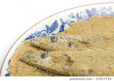 Bamboo Sanma delicacy 27657719