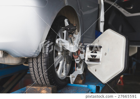 Car wheel fixed with computerized wheel alignment machine clamp 27665591