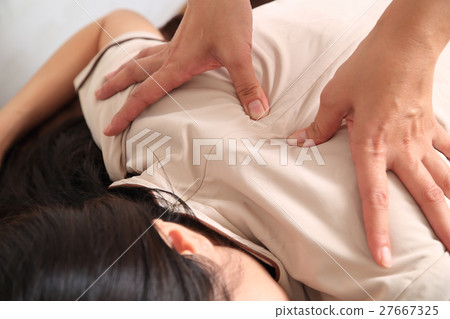 woman getting a massage 27667325
