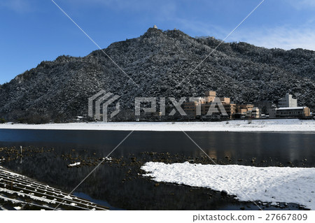 Gifu castle and Nagara river in winter 27667809