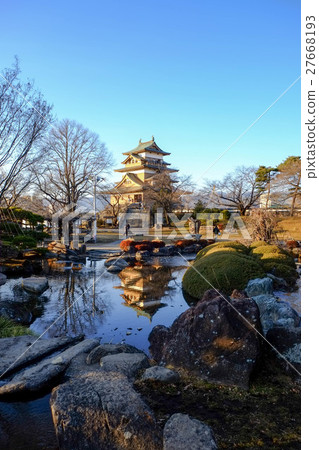 高島城和池塘（垂直） 27668193