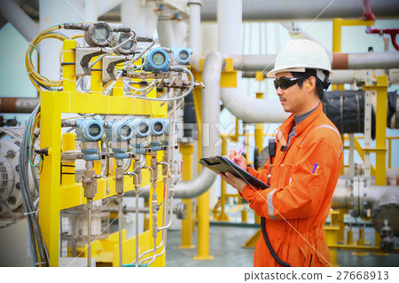 operator recording operation of oil and gas  27668913