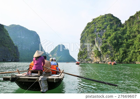 Vietnam Halong Bay cruise scenery 27669607