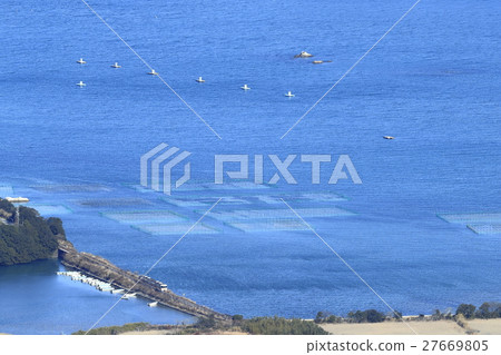 Trains running in the background of Ise Bay 27669805