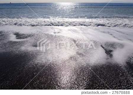 在群青海洋和沙灘中保留的白色波浪的圖案 在群青海洋和沙灘中保留的白色波浪的圖案 27670888